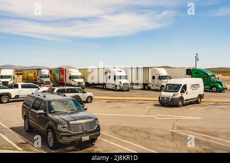 San Bernardino County, Californie, États-Unis - 5 mai 2022. Aire de repos pour les camions lourds et les voitures. Valley Wells Rest Area en direction du sud, arrêt de repos à San Bernar Banque D'Images