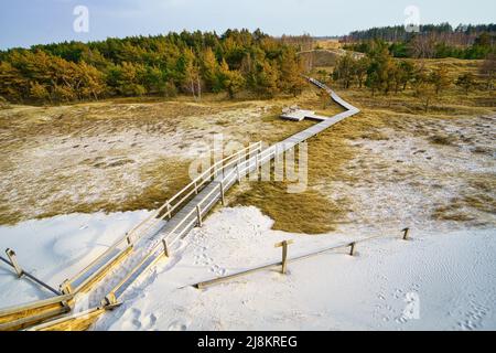 Sentier de randonnée au-dessus d'une passerelle en bois jusqu'à la dune haute sur le darss. Parc national en Allemagne. Photo de la nature Banque D'Images