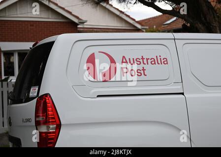 Logo Red Australia Post sur le côté d'une fourgonnette de livraison Hyundai iLoad blanche, avec la maison suburbaine en arrière-plan Banque D'Images