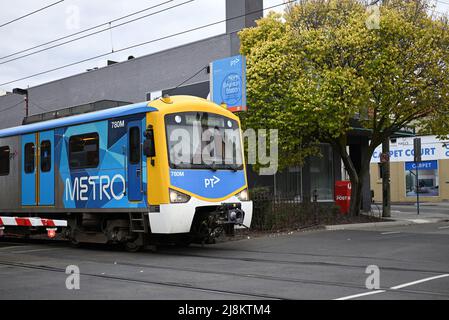 Sandringham a relié le train Siemens Nexas, avec la marque Metro et PTV, en traversant le passage à niveau de Bay St, à côté de la gare de North Brighton Banque D'Images