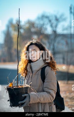 jeunes femmes plantant des semis ou des semis d'arbres dans le parc pour préserver l'environnement Banque D'Images