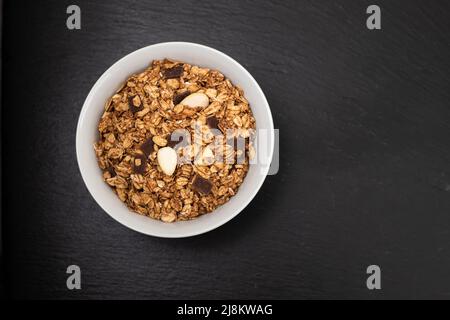 muesli aux noix et au chocolat dans le bol Banque D'Images