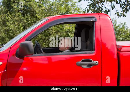 conduite d'un camion rouge assis Banque D'Images