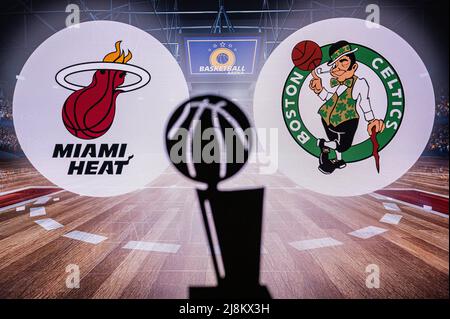 MIAMI, USA, 16 MAI 2022: Miami Heat vs Boston Celtics. Finale de la conférence de l'est de la NBA. Jeu de basket-ball. Trophée Silhouette et logo des équipes en backgro Banque D'Images