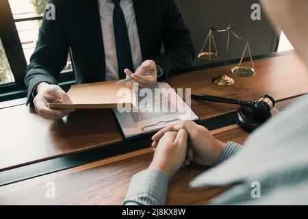 Les clients viennent demander conseil à l'avocat du bureau pour obtenir des conseils au sujet de la loi concernant les violations de la vie privée. Banque D'Images