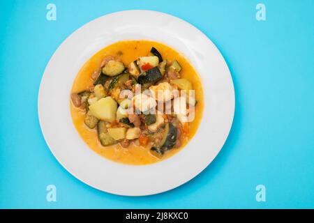 calmars avec des légumes et sauce sur l'assiette Banque D'Images