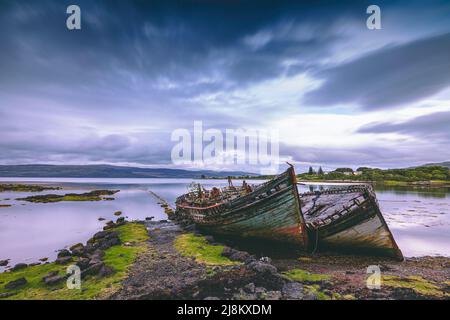 photo spectaculaire de 2 navires échoués sur la côte de l'île au large de mull Banque D'Images