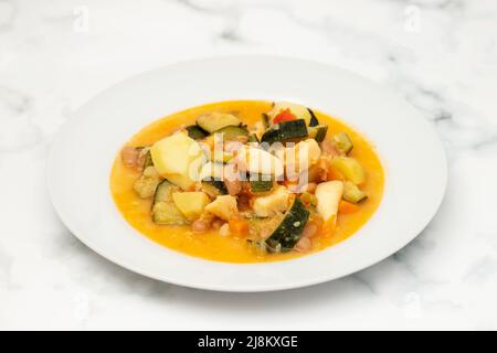 calmars avec des légumes et sauce sur l'assiette Banque D'Images