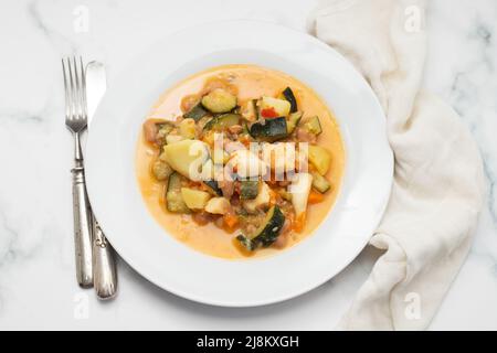 calmars avec des légumes et sauce sur l'assiette Banque D'Images