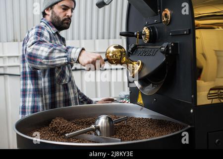 Un torréfacteur de café pendant la torréfaction des grains de café chèques Banque D'Images