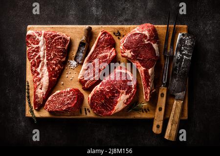 Gros plan sur les steaks de viande crue sur la planche à découper vue de dessus. Boucher, Steak House concept Banque D'Images