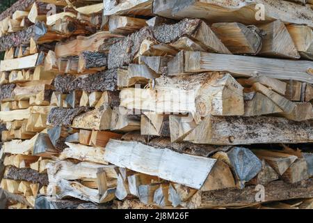 grande pile avec des morceaux de bois de chauffage Banque D'Images