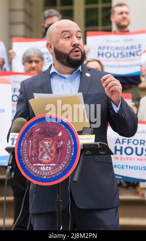 16 mai 2022, New York Ciy, New York, États-Unis : Membre du Conseil de New York et président du Comité du logement et des bâtiments Pierina Sanchez et membre du Conseil de New York et président de l'utilisation des terres Rafael Salamanca ont été rejoints par les défenseurs du logement de la New York Housing Conference (NYHC) pour appeler l'administration et le conseil municipal du maire Adams à soutenir le logement abordable dans chaque quartier. Ils discuteront également de la publication d'un nouveau rapport et tracker de la NYHC, qui dresse la carte de la production de logements abordables district par district sous l'administration de Blasio et a constaté que la production de logements abordables W Banque D'Images