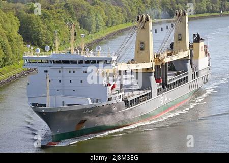 Un navire de levage lourd PASSE LE canal de Kiel Banque D'Images