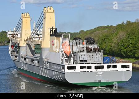 Un navire de levage lourd PASSE LE canal de Kiel Banque D'Images