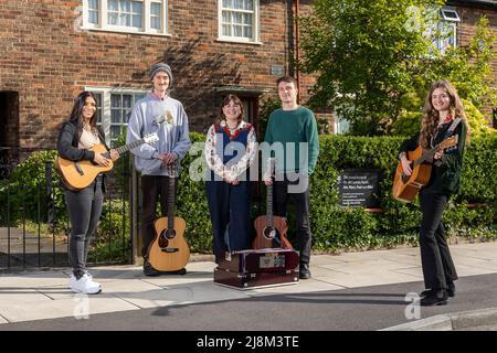 USAGE ÉDITORIAL SEULS les artistes (l-r) Serena Ittoo, Dullan, Humm qui sont Carys Lewin et Arty Jackson, et Emily Theodora à l'extérieur du 20 Forthlin Road à Liverpool, la maison d'enfance de Paul et Mike McCartney. Ce sont les quatre actes choisis pour se produire dans les "sessions de Forthlin" par le National Trust, un programme qui donne aux musiciens non signés la chance de visiter, d'écrire, et de jouer à "le lieu de naissance des Beatles". Date de la photo: Mardi 17 mai 2022. Les sessions de Forthlin seront enregistrées, publiées et publiées cette année pour coïncider avec l'anniversaire de Paul en juin 80th et l'anniversaire de 60th Banque D'Images