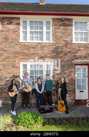 USAGE ÉDITORIAL SEULS les artistes (l-r) Serena Ittoo, Dullan, Humm qui sont Carys Lewin et Arty Jackson, et Emily Theodora à l'extérieur du 20 Forthlin Road à Liverpool, la maison d'enfance de Paul et Mike McCartney. Ce sont les quatre actes choisis pour se produire dans les "sessions de Forthlin" par le National Trust, un programme qui donne aux musiciens non signés la chance de visiter, d'écrire, et de jouer à "le lieu de naissance des Beatles". Date de la photo: Mardi 17 mai 2022. Les sessions de Forthlin seront enregistrées, publiées et publiées cette année pour coïncider avec l'anniversaire de Paul en juin 80th et l'anniversaire de 60th Banque D'Images