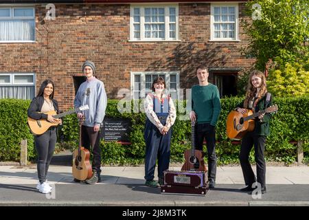 USAGE ÉDITORIAL SEULS les artistes (l-r) Serena Ittoo, Dullan, Humm qui sont Carys Lewin et Arty Jackson, et Emily Theodora à l'extérieur du 20 Forthlin Road à Liverpool, la maison d'enfance de Paul et Mike McCartney. Ce sont les quatre actes choisis pour se produire dans les "sessions de Forthlin" par le National Trust, un programme qui donne aux musiciens non signés la chance de visiter, d'écrire, et de jouer à "le lieu de naissance des Beatles". Date de la photo: Mardi 17 mai 2022. Les sessions de Forthlin seront enregistrées, publiées et publiées cette année pour coïncider avec l'anniversaire de Paul en juin 80th et l'anniversaire de 60th Banque D'Images