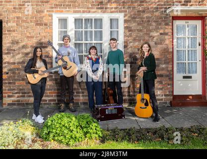 USAGE ÉDITORIAL SEULS les artistes (l-r) Serena Ittoo, Dullan, Humm qui sont Carys Lewin et Arty Jackson, et Emily Theodora à l'extérieur du 20 Forthlin Road à Liverpool, la maison d'enfance de Paul et Mike McCartney. Ce sont les quatre actes choisis pour se produire dans les "sessions de Forthlin" par le National Trust, un programme qui donne aux musiciens non signés la chance de visiter, d'écrire, et de jouer à "le lieu de naissance des Beatles". Date de la photo: Mardi 17 mai 2022. Les sessions de Forthlin seront enregistrées, publiées et publiées cette année pour coïncider avec l'anniversaire de Paul en juin 80th et l'anniversaire de 60th Banque D'Images