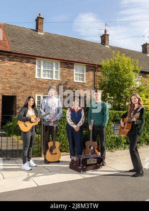 USAGE ÉDITORIAL SEULS les artistes (l-r) Serena Ittoo, Dullan, Humm qui sont Carys Lewin et Arty Jackson, et Emily Theodora à l'extérieur du 20 Forthlin Road à Liverpool, la maison d'enfance de Paul et Mike McCartney. Ce sont les quatre actes choisis pour se produire dans les "sessions de Forthlin" par le National Trust, un programme qui donne aux musiciens non signés la chance de visiter, d'écrire, et de jouer à "le lieu de naissance des Beatles". Date de la photo: Mardi 17 mai 2022. Les sessions de Forthlin seront enregistrées, publiées et publiées cette année pour coïncider avec l'anniversaire de Paul en juin 80th et l'anniversaire de 60th Banque D'Images