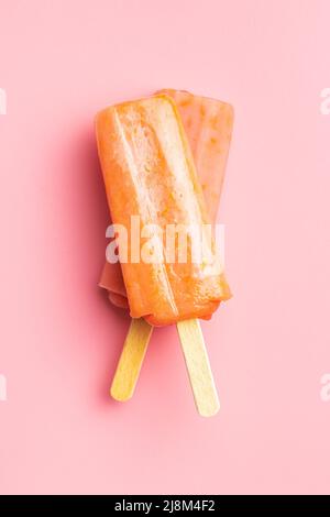 Un laque fruité. Popsicle doux sur une table rose. Vue de dessus. Banque D'Images
