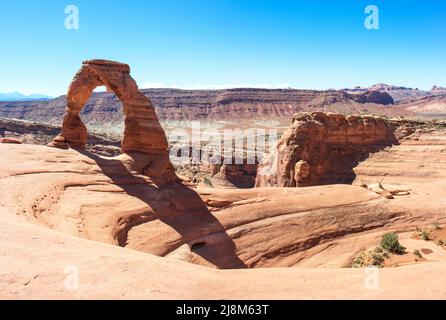 Délicat Arch dans le parc national d'Arches Utah America. Un site remarquable. Arche en pierre naturelle devant Blue Sky. Haute résolution au format affiche. Banque D'Images