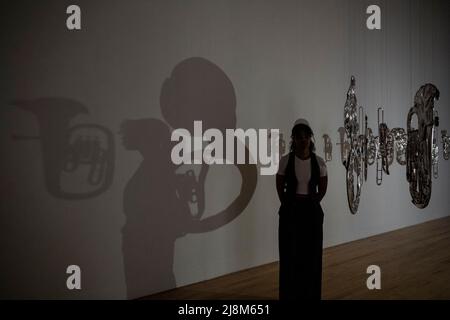 Londres, Royaume-Uni. 17 mai 2022. Un membre du personnel pose avec 'Perpetual Canon', 2004, par Cornelia Parker à l'avant-première d'une nouvelle exposition de Cornelia Parker à Tate Britain. Il s’agit de la première grande enquête sur les œuvres de l’artiste à Londres avec plus de 90 expositions couvrant des installations, des sculptures, du film, de la photographie et des dessins dans un spectacle qui se déroule du 18 mai au 16 octobre 2022. Credit: Stephen Chung / Alamy Live News Banque D'Images