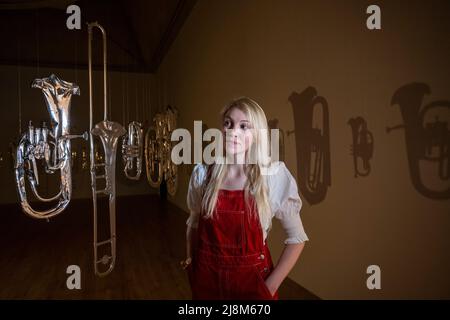 Londres, Royaume-Uni. 17 mai 2022. Un membre du personnel pose avec 'Perpetual Canon', 2004, par Cornelia Parker à l'avant-première d'une nouvelle exposition de Cornelia Parker à Tate Britain. Il s’agit de la première grande enquête sur les œuvres de l’artiste à Londres avec plus de 90 expositions couvrant des installations, des sculptures, du film, de la photographie et des dessins dans un spectacle qui se déroule du 18 mai au 16 octobre 2022. Credit: Stephen Chung / Alamy Live News Banque D'Images