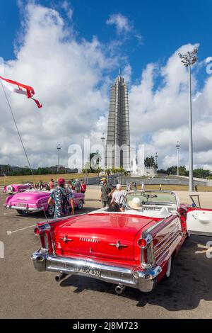 Voitures américaines classiques et Monumento a José Martí (Mémorial José Martí), Plaza de la Revolución, Avenida Paseo, la Havane, la Habana, République de Cuba Banque D'Images