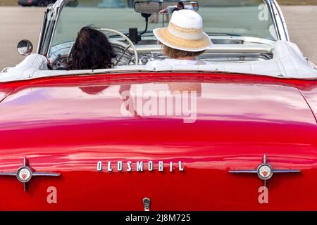 Voiture classique américaine Oldsmobile, Plaza de la Revolución, Avenida Paseo, la Havane, la Habana, République de Cuba Banque D'Images