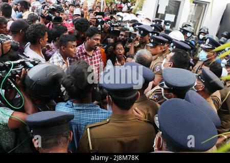 colombo, ouest, Sri Lanka : le 16 mai 2022, des manifestants participent à une manifestation antigouvernementale devant le quartier général de la police sri lankaise à Colombo, demandant l'arrestation de partisans du gouvernement qui auraient agressé des manifestants pacifiques qui avaient exigé la démission du président Gotabaya Rajapaksa dans un contexte de crise économique en cours. (Credit image: © Saman Abesiriwardana/Pacific Press via ZUMA Press Wire) Banque D'Images