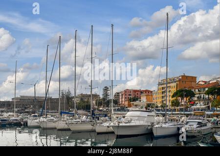 Voiliers amarrés dans le Vieux Port avec le front de mer et paysage urbain en arrière-plan, Sanremo, Imperia, Ligurie, Italie Banque D'Images