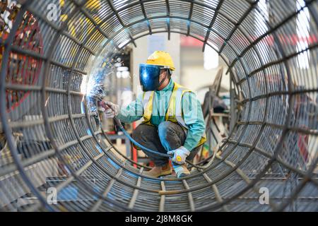 BAYANNUR, CHINE - 17 MAI 2022 - les travailleurs de la construction vérifient la qualité de la cage de renfort de la fondation de pieu sur le site de construction de la première Banque D'Images