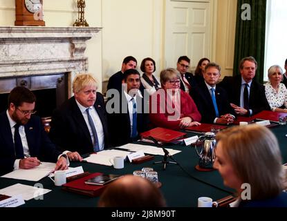Premier ministre Boris Johnson (2nd à gauche) lors d'une réunion du Cabinet au 10 Downing Street, Londres. Date de la photo: Mardi 17 mai 2022. Banque D'Images