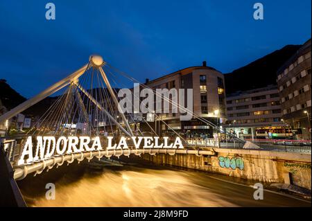 Andorre-la-Vieille, Andorre. 2022 mai 18 . Pont de Paris en arrière-plan et l'œuvre de Salvador Dali Nobleza del Tiempo à l'été 2022. Banque D'Images