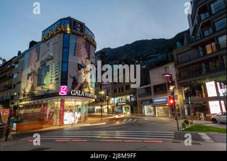 Andorre-la-Vieille, Andorre. 2022 mai 18 . Pont de Paris en arrière-plan et l'œuvre de Salvador Dali Nobleza del Tiempo à l'été 2022. Banque D'Images