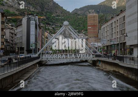 Andorre-la-Vieille, Andorre. 2022 mai 18 . Pont de Paris en arrière-plan et l'œuvre de Salvador Dali Nobleza del Tiempo à l'été 2022. Banque D'Images