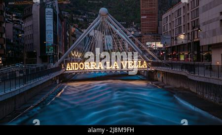 Andorre-la-Vieille, Andorre. 2022 mai 18 . Pont de Paris en arrière-plan et l'œuvre de Salvador Dali Nobleza del Tiempo à l'été 2022. Banque D'Images