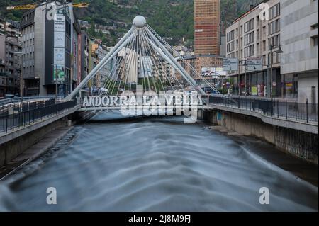 Andorre-la-Vieille, Andorre. 2022 mai 18 . Pont de Paris en arrière-plan et l'œuvre de Salvador Dali Nobleza del Tiempo à l'été 2022. Banque D'Images