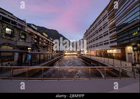 Andorre-la-Vieille, Andorre. 2022 mai 18 . Pont de Paris en arrière-plan et l'œuvre de Salvador Dali Nobleza del Tiempo à l'été 2022. Banque D'Images