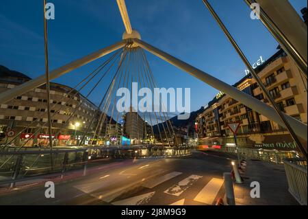 Andorre-la-Vieille, Andorre. 2022 mai 18 . Pont de Paris en arrière-plan et l'œuvre de Salvador Dali Nobleza del Tiempo à l'été 2022. Banque D'Images