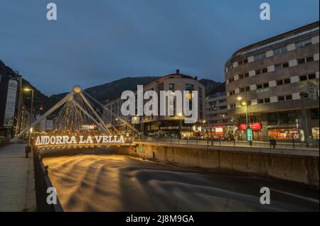 Andorre-la-Vieille, Andorre. 2022 mai 18 . Pont de Paris en arrière-plan et l'œuvre de Salvador Dali Nobleza del Tiempo à l'été 2022. Banque D'Images