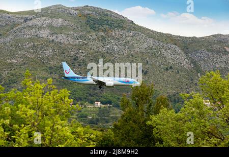 Cavtat, Croatie - 5 mai 2022 : atterrissage d'un avion TUI à l'aéroport de Dubrovnik (Cavtat). Banque D'Images