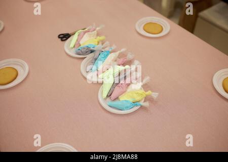 Préparation de pain d'épice. Le confiseur peint du pain d'épice. Cours de maître sur la peinture au pain d'épice. Préparation pour pâques Banque D'Images