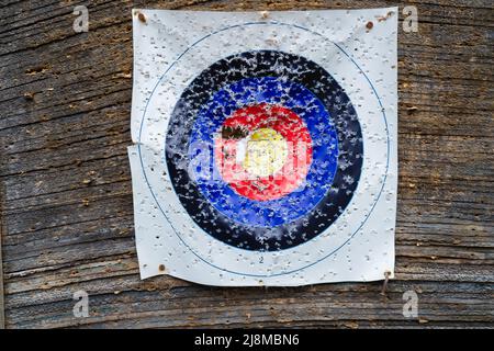 Gros plan d'un papier cible de tir à l'arc avec beaucoup de trous. Bullseye dans la gamme de tir arc et flèche Banque D'Images