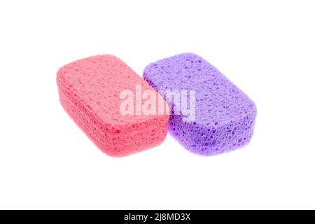 Deux éponges de bain en mousse, une rose rose rose et une violet vif, isolées sur fond blanc. Banque D'Images