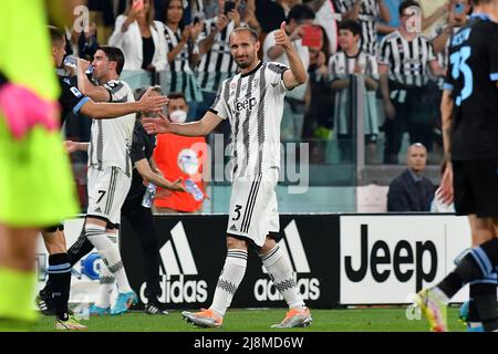 Giorgio Chiellini de Juventus FC fait la vague des supporters lors de la série Un match de football 2021/2022 entre Juventus FC et SS Lazio, le dernier de Chiellini Banque D'Images