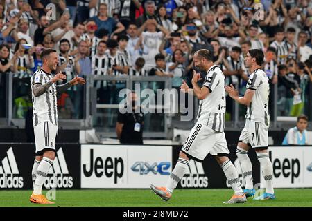 Giorgio Chiellini de Juventus FC (c) blague avec Federico Bernardeschi pendant la série Un match de football 2021/2022 entre Juventus FC et SS Lazio, CH Banque D'Images