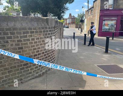 La police sur les lieux à Ealing, dans l'ouest de Londres, après qu'une femme de 21 ans ait été retrouvée poignardée à mort dans une ruelle. Date de la photo: Mardi 17 mai 2022. Banque D'Images