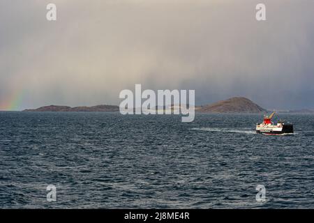 CalMac ferry avec Mull et arc-en-ciel et mauvais temps derrière Banque D'Images